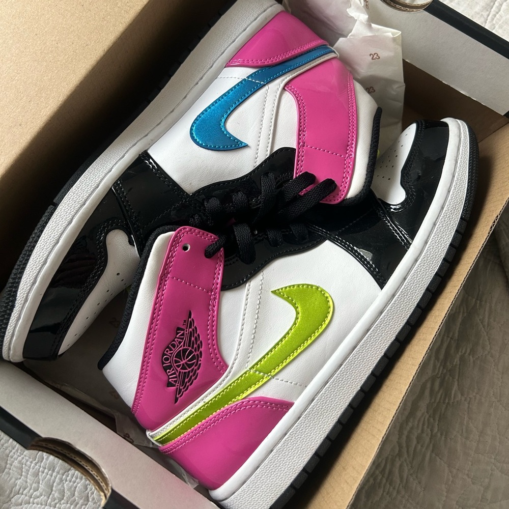 Air Jordan 1 Mid SE Cyber Active